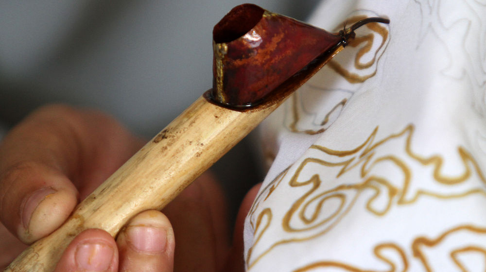 <p>Sejumlah ibu-ibu anggota Komunitas Batik Makarya menggelar kegiatan membatik bersama dalam rangka peringatan Hari Batik Nasional di Larangan Selatan, Tangerang, Banten, kamis 1 Oktober 2020. Hari Batik Nasional yang diperingati setiap tanggal 2 Oktober dijadikan momentum untuk terus berkarya sebagai upaya untuk menjaga dan melestarikan batik sebagai warisan budaya bangsa meski ditengah pandemi COVID-19. Foto: Panji Asmoro/TrenAsia</p>
