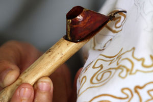 <p>Sejumlah ibu-ibu anggota Komunitas Batik Makarya menggelar kegiatan membatik bersama dalam rangka peringatan Hari Batik Nasional di Larangan Selatan, Tangerang, Banten, kamis 1 Oktober 2020. Hari Batik Nasional yang diperingati setiap tanggal 2 Oktober dijadikan momentum untuk terus berkarya sebagai upaya untuk menjaga dan melestarikan batik sebagai warisan budaya bangsa meski ditengah pandemi COVID-19. Foto: Panji Asmoro/TrenAsia</p>
