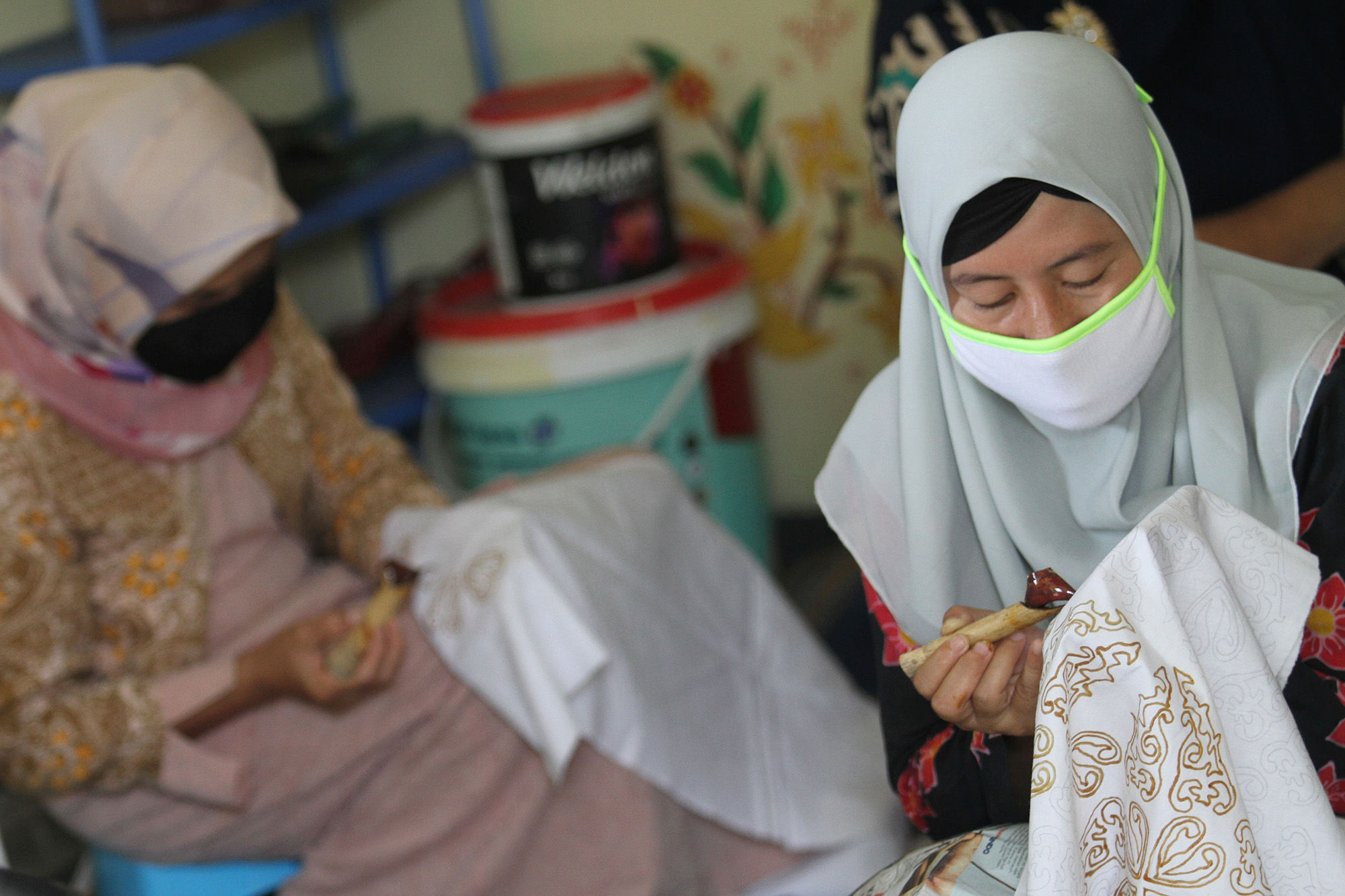 <p>Sejumlah ibu-ibu anggota Komunitas Batik Makarya menggelar kegiatan membatik bersama dalam rangka peringatan Hari Batik Nasional di Larangan Selatan, Tangerang, Banten, kamis 1 Oktober 2020. Hari Batik Nasional yang diperingati setiap tanggal 2 Oktober dijadikan momentum untuk terus berkarya sebagai upaya untuk menjaga dan melestarikan batik sebagai warisan budaya bangsa meski ditengah pandemi COVID-19. Foto: Panji Asmoro/TrenAsia</p>
