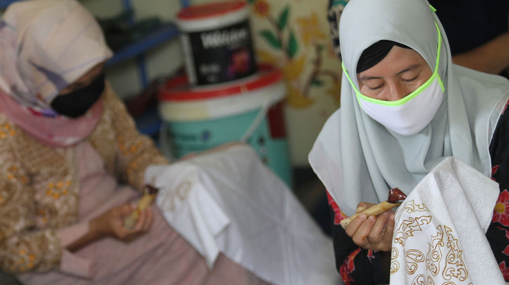 <p>Sejumlah ibu-ibu anggota Komunitas Batik Makarya menggelar kegiatan membatik bersama dalam rangka peringatan Hari Batik Nasional di Larangan Selatan, Tangerang, Banten, kamis 1 Oktober 2020. Hari Batik Nasional yang diperingati setiap tanggal 2 Oktober dijadikan momentum untuk terus berkarya sebagai upaya untuk menjaga dan melestarikan batik sebagai warisan budaya bangsa meski ditengah pandemi COVID-19. Foto: Panji Asmoro/TrenAsia</p>