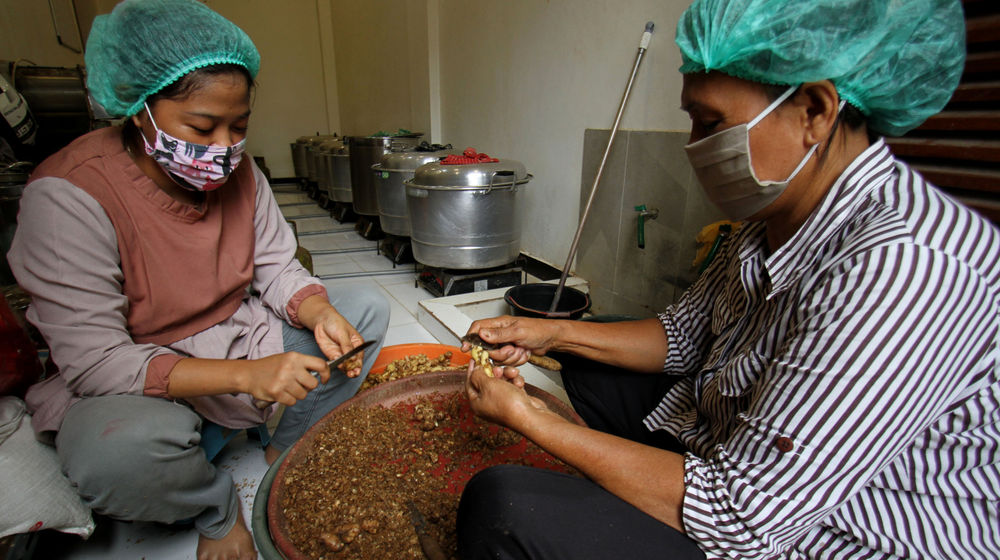 <p>Pekerja menyelesaikan proses pembuatan produk olahan jahe di industri rumahan kawasan Bugel, Kota Tangerang, Banten, Jum’at, 2 Oktober 2020. Produk Usaha Mikro, Kecil, Menengah (UMKM) olahan jahe yang dijadikan sirup, serbuk dan permen jahe ini mendapatkan berkah ditengah pandemi, produksi dan penjualan meningkat tajam. Produk berbahan jahe menjadi tren dikalangan warga ditengah wabah corona. Warga mencari sirup olahan jahe untuk menjaga stamina  dan imunitas tubuh disaat pandemi Covid-19. Produk olahan jahe ditempat ini dijual dari harga Rp3 ribu hingga Rp35 ribu per buah. Foto : Panji Asmoro/TrenAsia</p>
