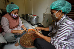 <p>Pekerja menyelesaikan proses pembuatan produk olahan jahe di industri rumahan kawasan Bugel, Kota Tangerang, Banten, Jum’at, 2 Oktober 2020. Produk Usaha Mikro, Kecil, Menengah (UMKM) olahan jahe yang dijadikan sirup, serbuk dan permen jahe ini mendapatkan berkah ditengah pandemi, produksi dan penjualan meningkat tajam. Produk berbahan jahe menjadi tren dikalangan warga ditengah wabah corona. Warga mencari sirup olahan jahe untuk menjaga stamina  dan imunitas tubuh disaat pandemi Covid-19. Produk olahan jahe ditempat ini dijual dari harga Rp3 ribu hingga Rp35 ribu per buah. Foto : Panji Asmoro/TrenAsia</p>
