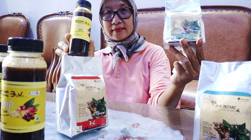 <p>Pekerja menunjukkan produk olahan jahe di industri rumahan kawasan Bugel, Kota Tangerang, Banten, Jum’at 2 Oktober 2020. Produk Usaha Mikro, Kecil, Menengah (UMKM) olahan jahe yang dijadikan sirup, serbuk dan permen jahe ini mendapatkan berkah ditengah pandemi, produksi dan penjualan meningkat tajam. Produk berbahan jahe menjadi tren dikalangan warga ditengah wabah corona. Warga mencari sirup olahan jahe untuk menjaga stamina  dan imunitas tubuh disaat pandemi Covid-19. Produk olahan jahe ditempat ini dijual dari harga Rp3 ribu hingga Rp35 ribu per buah. Foto : Panji Asmoro/TrenAsia</p>
