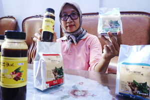 <p>Pekerja menunjukkan produk olahan jahe di industri rumahan kawasan Bugel, Kota Tangerang, Banten, Jum’at 2 Oktober 2020. Produk Usaha Mikro, Kecil, Menengah (UMKM) olahan jahe yang dijadikan sirup, serbuk dan permen jahe ini mendapatkan berkah ditengah pandemi, produksi dan penjualan meningkat tajam. Produk berbahan jahe menjadi tren dikalangan warga ditengah wabah corona. Warga mencari sirup olahan jahe untuk menjaga stamina dan imunitas tubuh disaat pandemi Covid-19. Produk olahan jahe ditempat ini dijual dari harga Rp3 ribu hingga Rp35 ribu per buah. Foto : Panji Asmoro/TrenAsia</p>