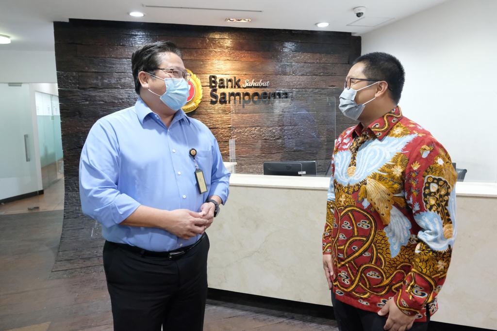 <p>CEO dan Founder UangTeman Aidil Zulkifli (kanan) dan Chief of SME, Funding, FI &amp; Network Bank Sahabat Sampoerna (Bank Sampoerna) Adji Anggono (kiri)  berfoto bersama usai penandatanganan kolaborasi strategis penyaluran pembiayaan usaha mikro antara UangTeman dan Bank Sampoerna di Jakarta, Rabu 7 Oktober 2020</p>
