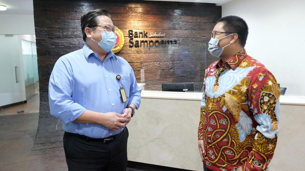 <p>CEO dan Founder UangTeman Aidil Zulkifli (kanan) dan Chief of SME, Funding, FI &amp; Network Bank Sahabat Sampoerna (Bank Sampoerna) Adji Anggono (kiri)  berfoto bersama usai penandatanganan kolaborasi strategis penyaluran pembiayaan usaha mikro antara UangTeman dan Bank Sampoerna di Jakarta, Rabu 7 Oktober 2020</p>

