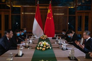 <p>Menteri Luar Negeri Republik Rakyat Tiongkok (RRT) Wang Yi, Menteri Koordinator Bidang Kemaritiman dan Investasi Luhut Binsar Pandjaitan/ Sumber: maritim.go.id</p>
