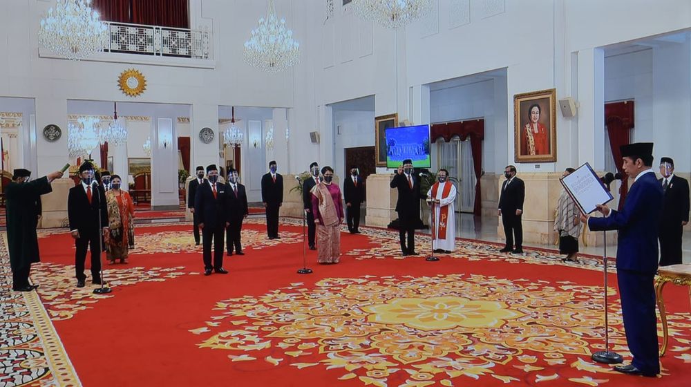 <p>Pelantikan 12 duta besar luar biasa dan berkuasa penuh Republik Indonesia (Dubes LBBP RI) untuk sejumlah negara sahabat di Istana Negara, Jakarta, 26 Oktober 2020. Sumber: Setkab RI.</p>
