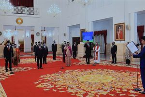 <p>Pelantikan 12 duta besar luar biasa dan berkuasa penuh Republik Indonesia (Dubes LBBP RI) untuk sejumlah negara sahabat di Istana Negara, Jakarta, 26 Oktober 2020. Sumber: Setkab RI.</p>
