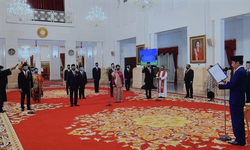 <p>Pelantikan 12 duta besar luar biasa dan berkuasa penuh Republik Indonesia (Dubes LBBP RI) untuk sejumlah negara sahabat di Istana Negara, Jakarta, 26 Oktober 2020. Sumber: Setkab RI.</p>