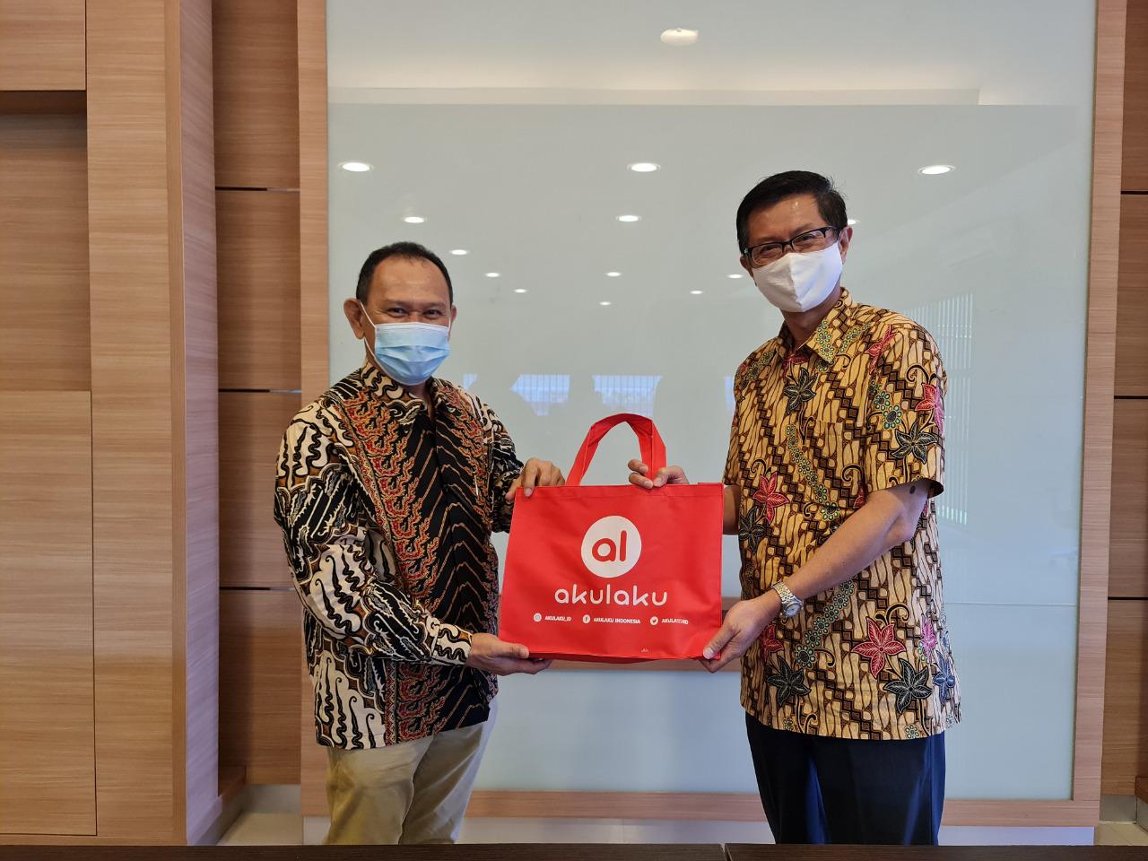 <p>Presiden Direktur Akulaku Finance Indonesia Efrinal Sinaga (kiri) bersama Direktur Bisnis PT BPR Supra Artapersada Adrian Kurnia Khoe (kanan) / Dok. Akulaku</p>
