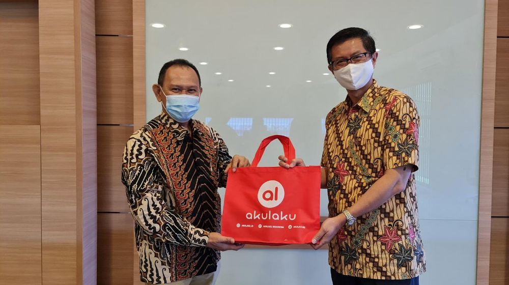 <p>Presiden Direktur Akulaku Finance Indonesia Efrinal Sinaga (kiri) bersama Direktur Bisnis PT BPR Supra Artapersada Adrian Kurnia Khoe (kanan) / Dok. Akulaku</p>
