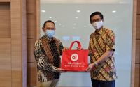 <p>Presiden Direktur Akulaku Finance Indonesia Efrinal Sinaga (kiri) bersama Direktur Bisnis PT BPR Supra Artapersada Adrian Kurnia Khoe (kanan) / Dok. Akulaku</p>

