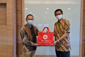 <p>Presiden Direktur Akulaku Finance Indonesia Efrinal Sinaga (kiri) bersama Direktur Bisnis PT BPR Supra Artapersada Adrian Kurnia Khoe (kanan) / Dok. Akulaku</p>
