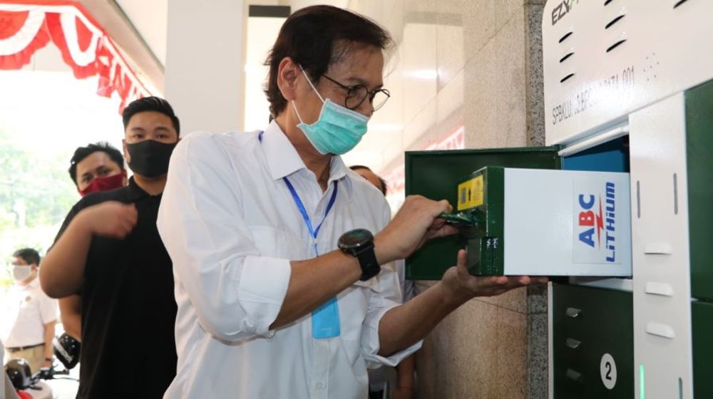 <p>Kementerian Energi dan Sumber Daya Mineral (ESDM) mengenalkan Stasiun Penukaran Baterai Kendaraan Listrik Umum (SPBKLU). Pengenalan SPBKLU ini dilakukan oleh Direktur Jenderal Ketenagalistrikan Kementerian ESDM Rida Mulyana. / esdm.go.id</p>
