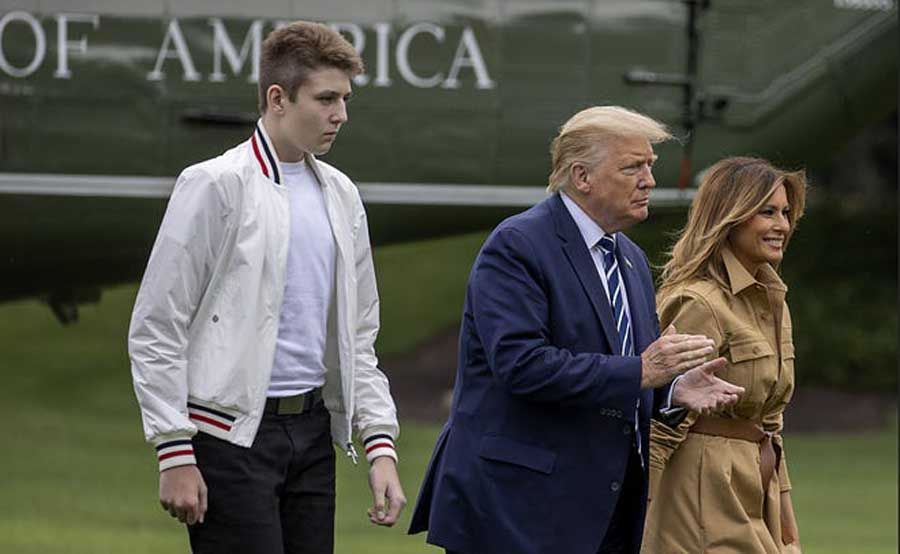<p>Barron (kiri) bersama Donald dan Melania Trump/Foto:USA Today</p>
