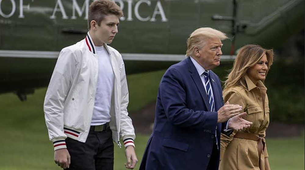 <p>Barron (kiri) bersama Donald dan Melania Trump/Foto:USA Today</p>
