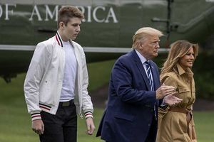 <p>Barron (kiri) bersama Donald dan Melania Trump/Foto:USA Today</p>
