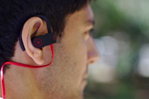 <p>Ilustrasi earphone bluetooth / Pixabay</p>