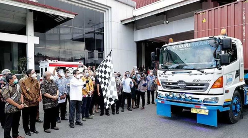 <p>Menteri Perdagangan Agus Suparmanto (membawa bendera) melepas ekspor 25 kontainer ke Amerika Serikat dan Eropa di JEC/Foto: Biro Humas Kementerian Perdagangan</p>
