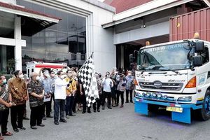 <p>Menteri Perdagangan Agus Suparmanto (membawa bendera) melepas ekspor 25 kontainer ke Amerika Serikat dan Eropa di JEC/Foto: Biro Humas Kementerian Perdagangan</p>
