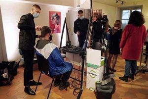 <p>Staf Istana Versailles mendapat fasilitas potong rambut gratis/Union Leader</p>
