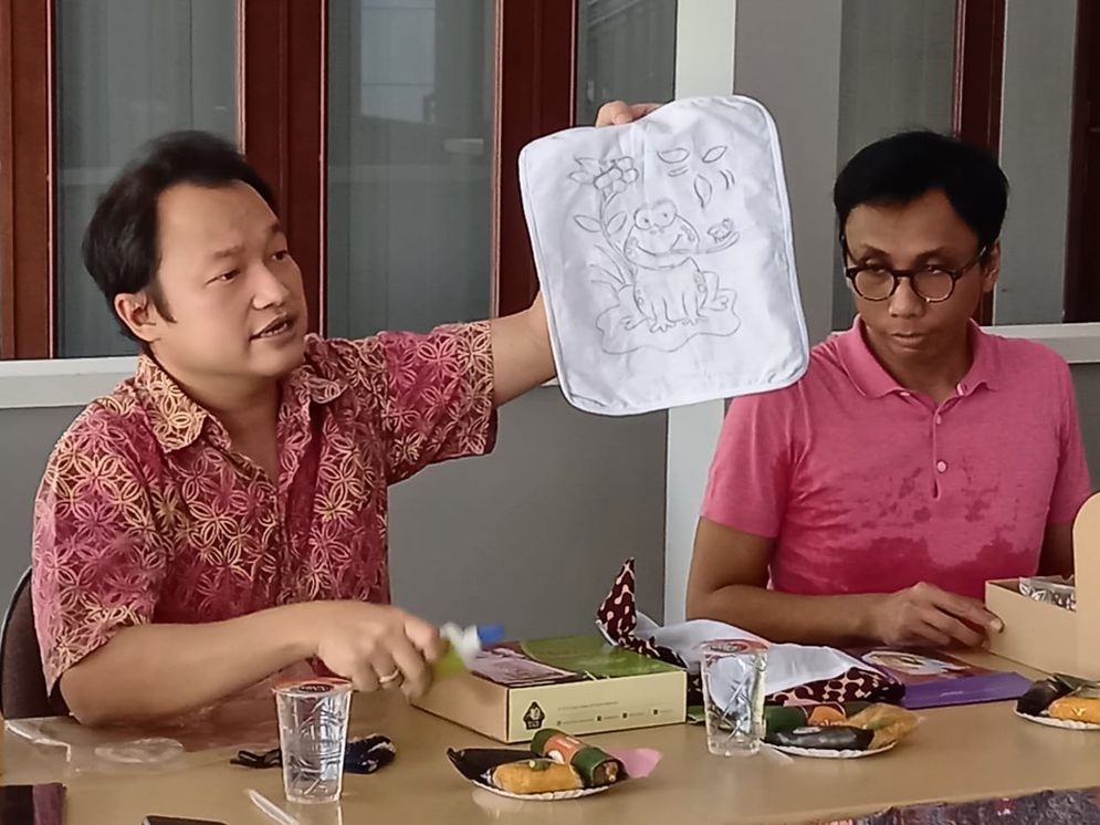 Ardianto saat menjelaskan program membatik kura pupa 