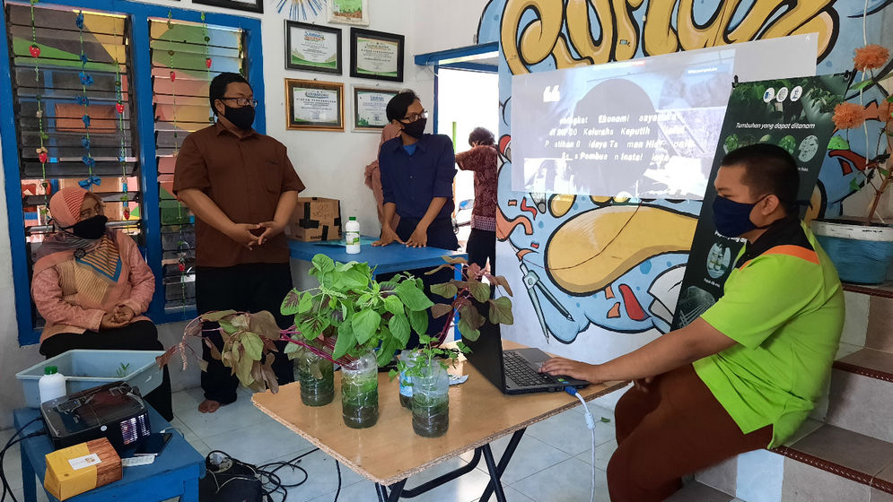 Suasana pelatihan Budidaya Tanaman Hidroponik kepada warga RW 008 Kelurahan Keputih, Surabaya oleh Tim Abmas dan KKN ITS.