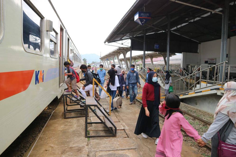 Sejumlah penumpang menaiki KA Sibinuang di Stasiun Padang. Foto: ist