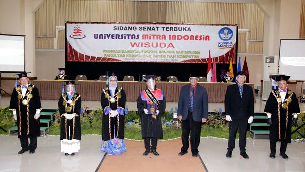 Wisuda 663 Mahasiswa, Lulusan UMITRA Diharapkan Cerdas Melihat Peluang Baru di Tengah Pandemi