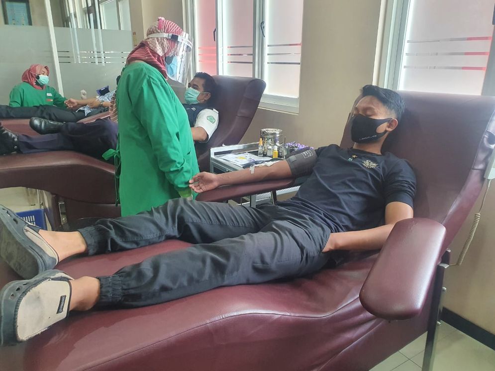 Donor darah diikuti banyak anggota komunitas di Tulungagung dan Trenggalek.