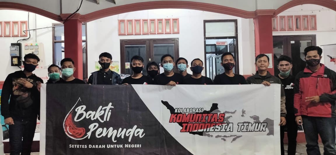 Anggota komunitas di Blitar foto bersama usai kegiatan donor darah.