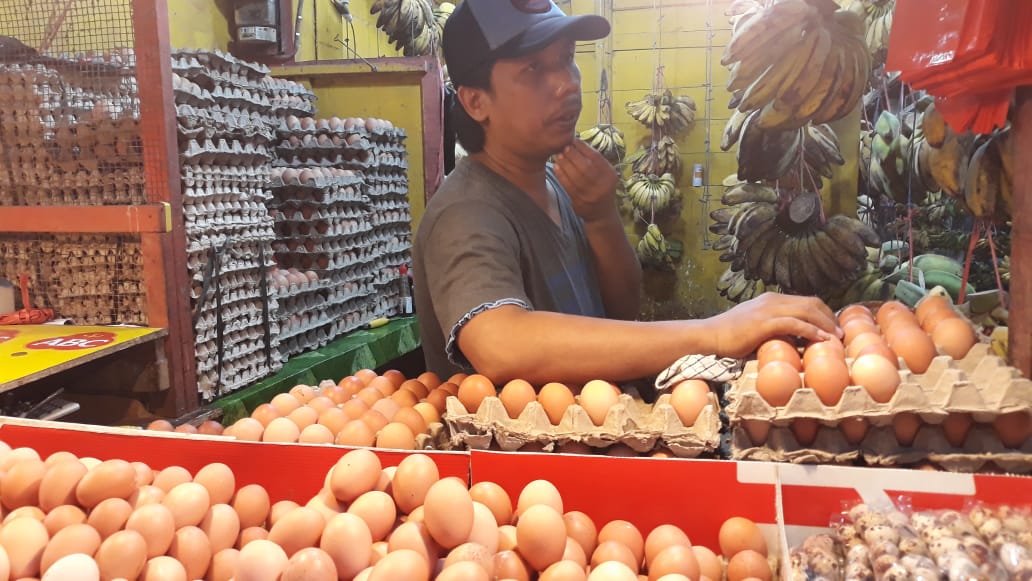 Seorang pedagang telur di pasar tradisional Balikpapan