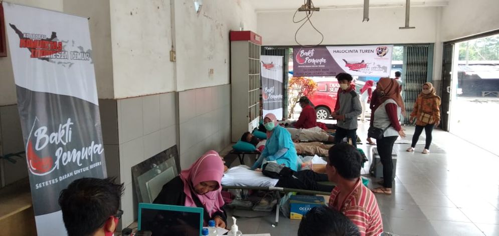 Donor darah lintas komunitas karang taruna Heppiii Community di Kepanjen, Malang, beberapa hari lalu berhasil menyumbangkan banyak kantong darah untuk PMI.
