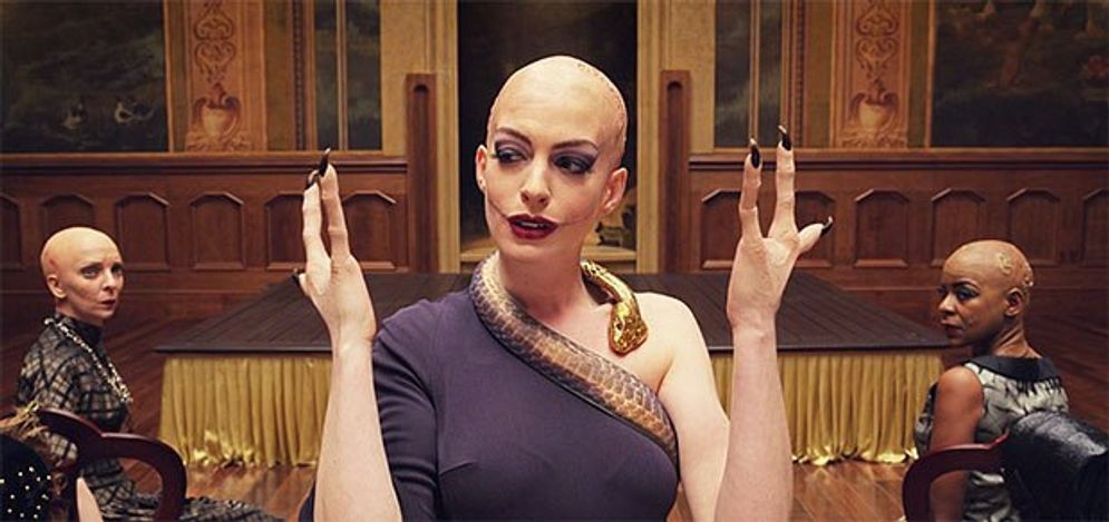 The Witches. Film yang dibintangi Anne Hathaway ini mendapat kritik keras dari para pendukung difabel karena penggambaran tangan tiga jari sebagai salah satu bentuk fisik para penyihir.