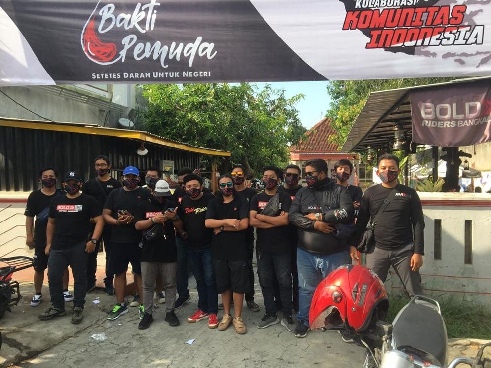 Komunitas motor yang tergabung dalam Bold Riders Bangkalan, Madura foto bersama usai melakukan senam dan donor darah.