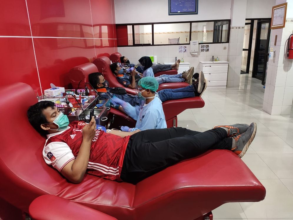 Sebanyak 11 komunitas di Sidoarjo saat mengikuti donor darah beberapa hari lalu.