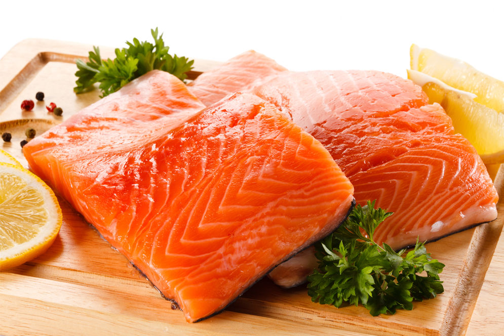 Salmon dikteahui memiliki kandungan lemak yang lebih tinggi daripada tuna. Namun, lemak tersebut berasal dari omega-3 yang menyehatkan.