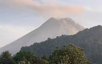 Gunung Merapi terlihat dari pos pemantauan Kaliurang DIY