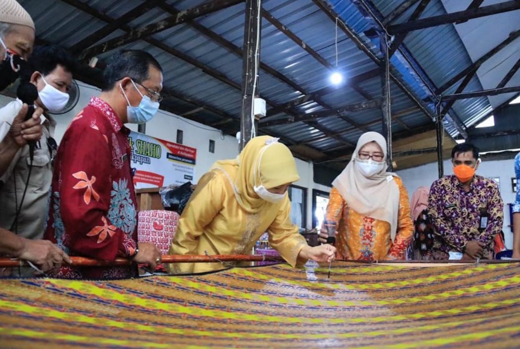 Istri Gubernur Kaltim yang juga Ketua Dekranasda Kaltim, Norbati, berkunjung ke pengrajin batik Shaho di Balikpapan 