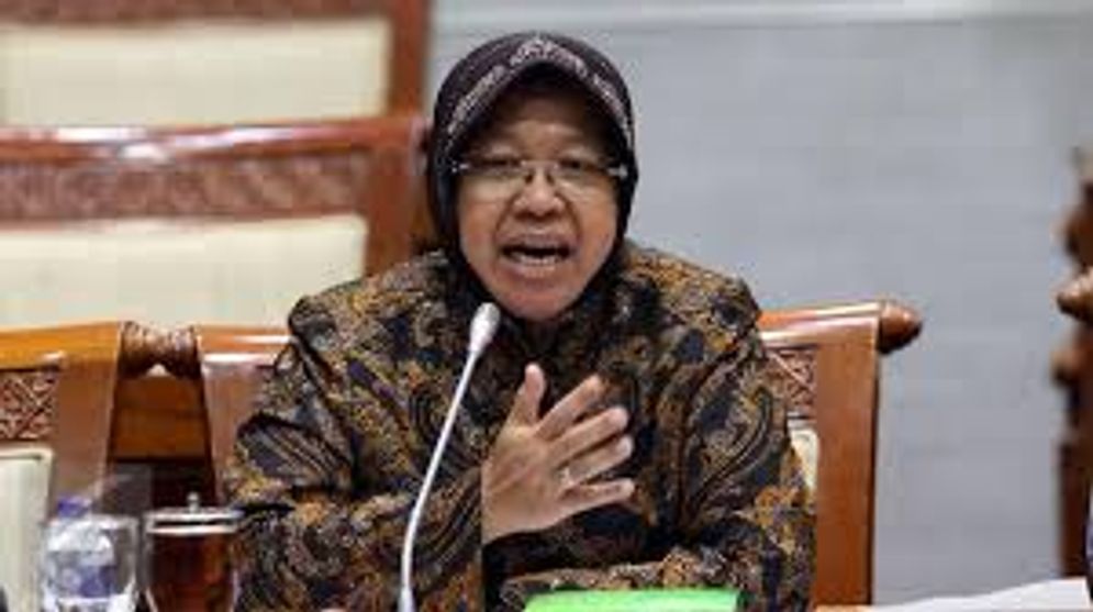 Wali Kota Surabaya Risma saat memberikan keterangan