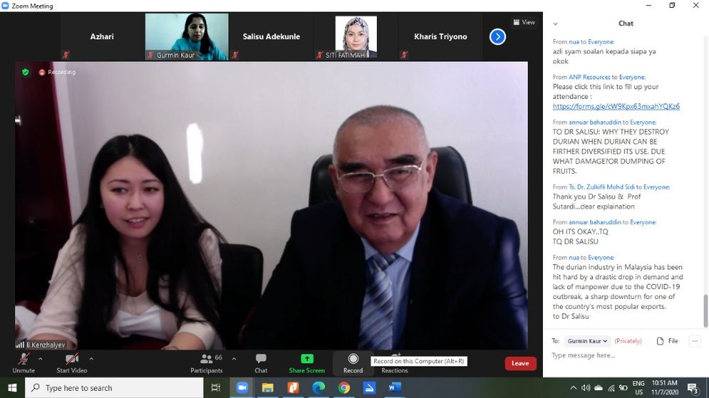 Keynote speaker menyampaikan materi dalam ICETVE 2020 via zoom