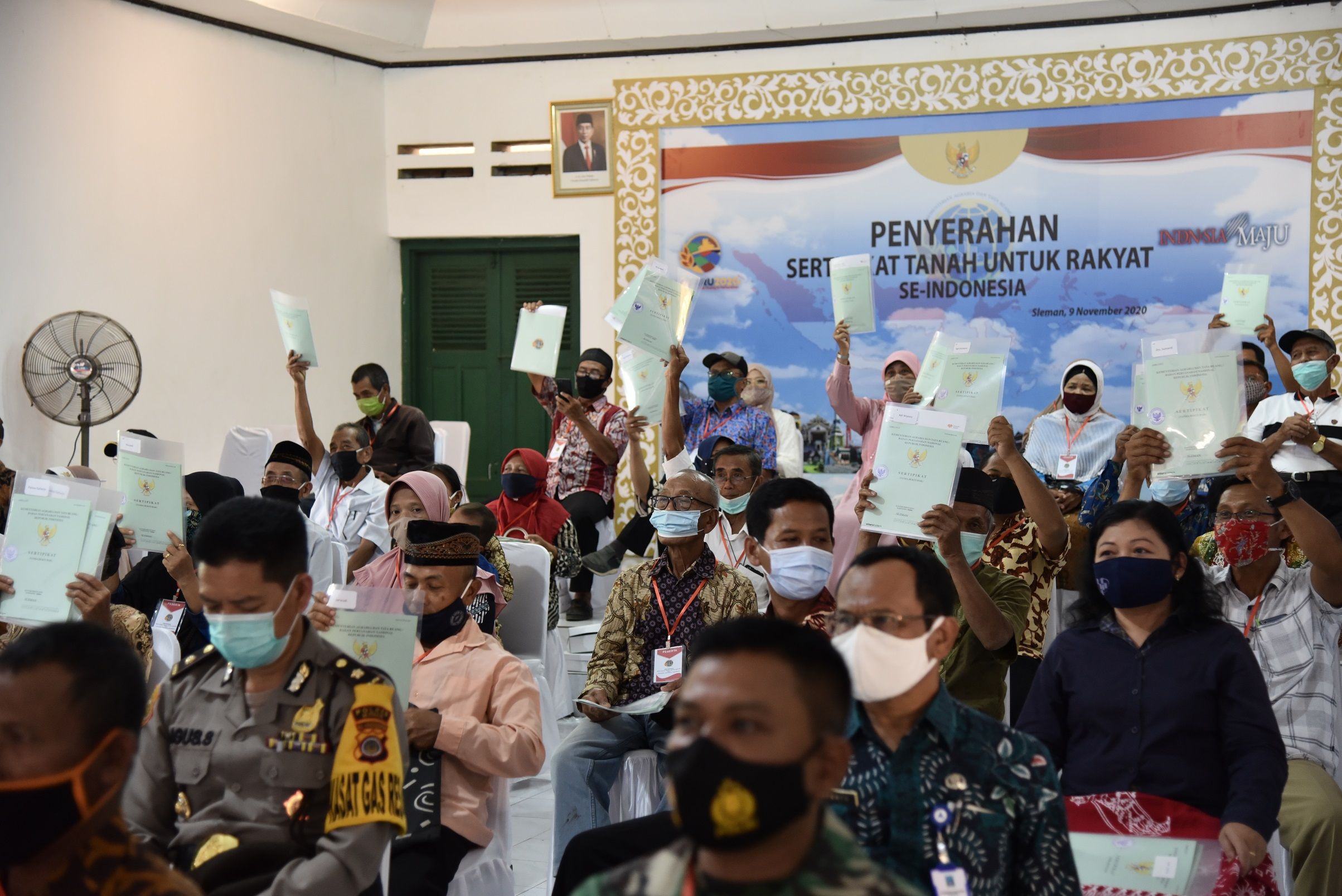 Warga sleman yang menerima sertifikat tanah