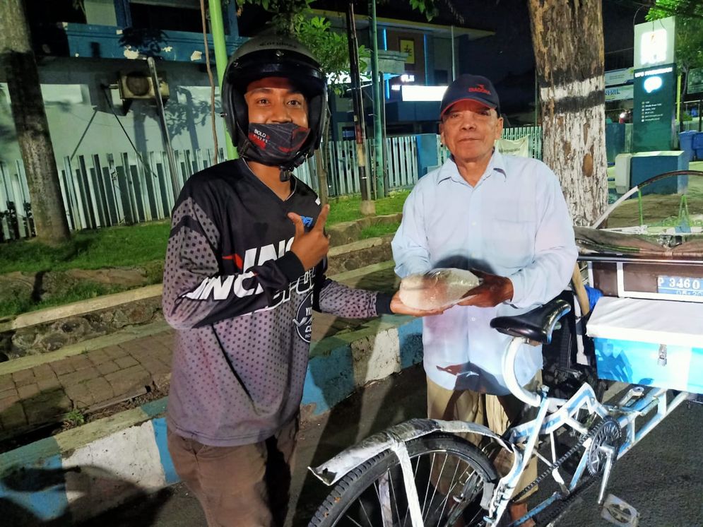 Kolaborasi anak motor Bold Riders Pasuruan saat membagikan sembako usai donor darah beberapa hari lalu.