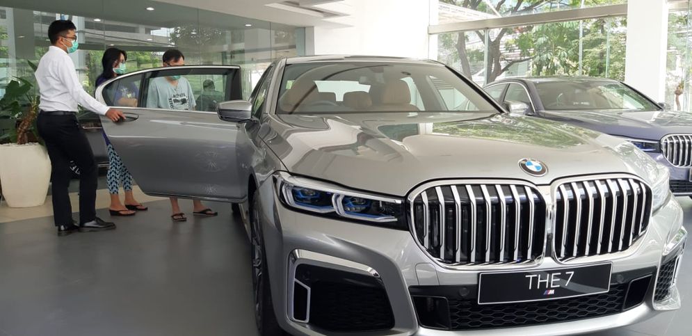 BMW Seri 730 berwarna yang ikut dipamerkan di ajang BMW Astra Saloon Week di Astra BMW Surabaya hingga Minggu (15/11/2020) mendatang. 