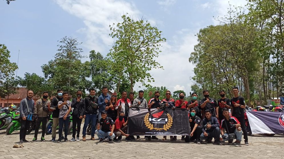 Foto bersama usai aksi donor darah yang digelar Bold Riders di Ponorogo..