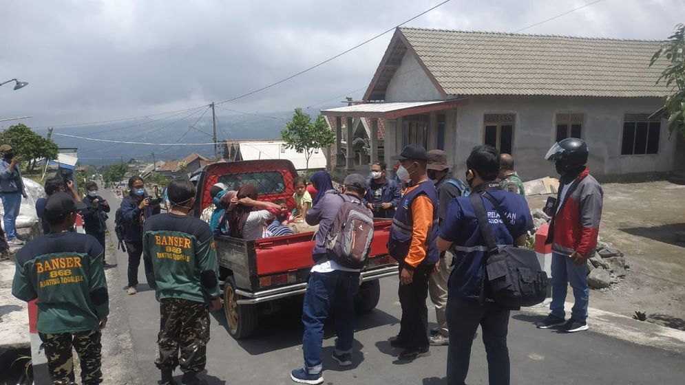 Tim Sigab SOLOPEDULI berbaur dengan sejumlah relawan saat evakuasi warga Tlogolele di lereng Merapi