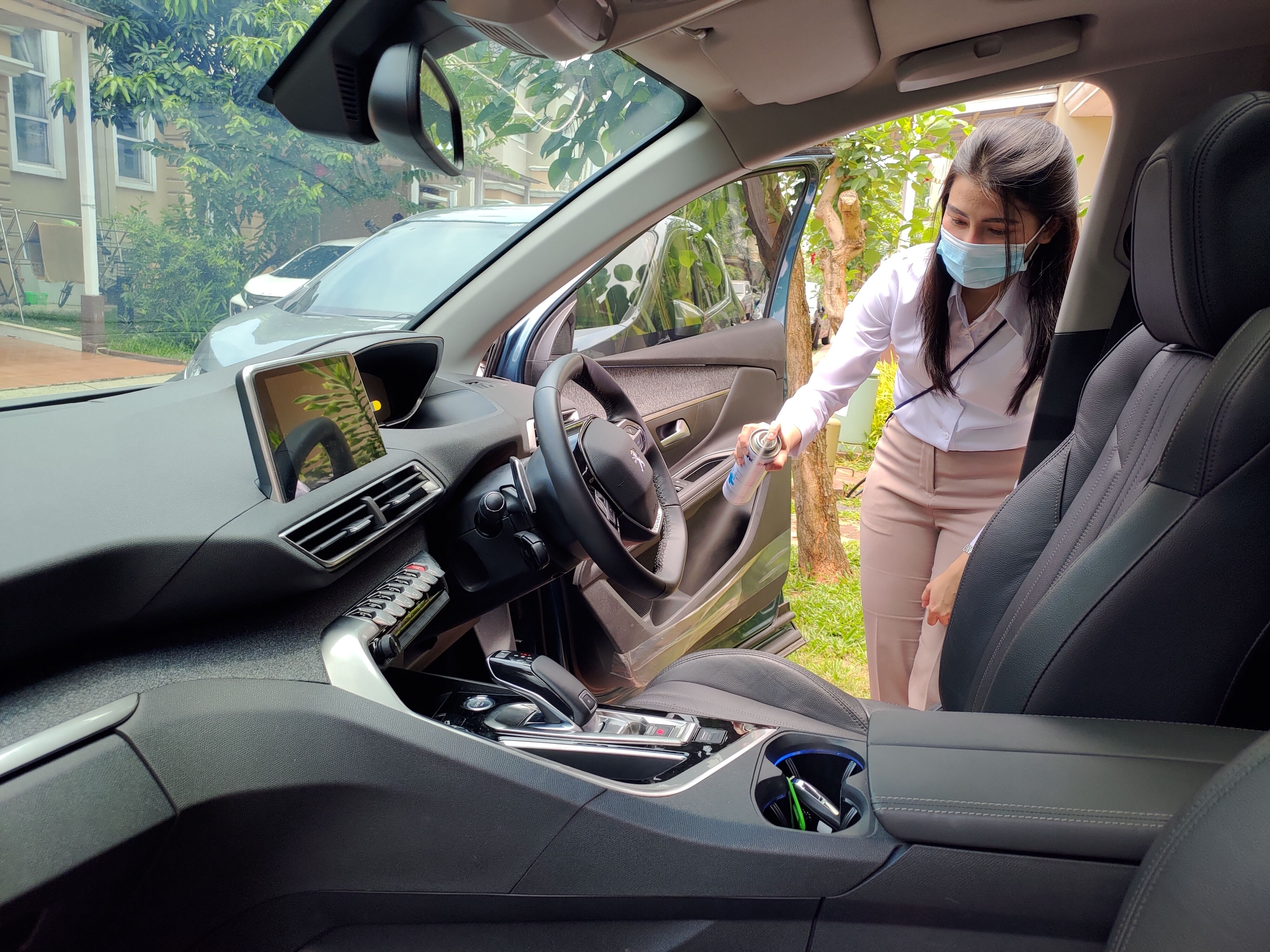 Astra Peugeot memberikan layanan test drive yang diantar langsung ke rumah konsumen dengan menerapkan protokol kesehatan yang sangat ketat salah satunya penyemptrotan disinfektan..