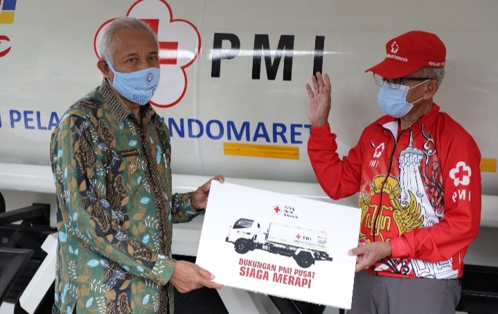Bupati Sleman saat menerima bantuan secara simbolis