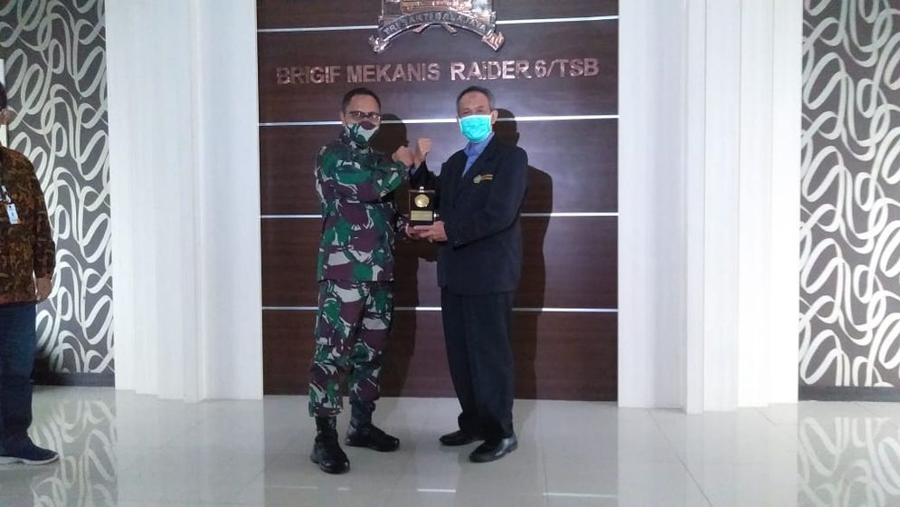 Rektor UVBN Ali Mursyid bersama Danbrigif MR 6/TSB/2 Kostrad, Letkol Inf Dodi Triyo Hadi menandatangani MoU pendidikan wawasan kebangsaan
